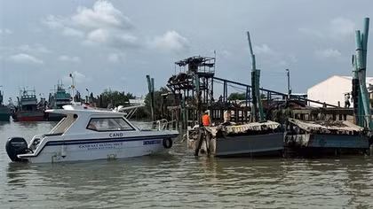Lợi dụng đêm tối, 9 tàu cát "rút ruột" sông Tiền