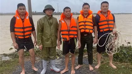 Công an lao xuống dòng nước lũ cứu người dân mắc kẹt