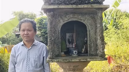 Viếng miếu thờ liệt sĩ Nguyễn Văn Thạc
