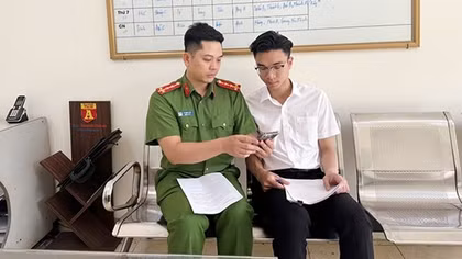 Công an tích cực hướng dẫn người dân đóng góp ý kiến về sửa đổi, bổ sung Hiến pháp 2013