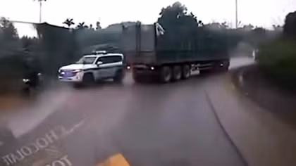 Cản trở đoàn xe ưu tiên, tài xế ô tô đầu kéo bị phạt nặng