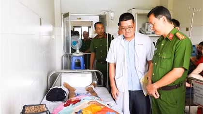 Lãnh đạo Công an TP Cần Thơ thăm hỏi tổ viên bảo vệ ANTT cơ sở bị thương