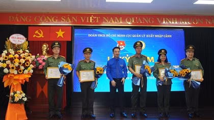 8 cán bộ Cục Quản lý xuất nhập cảnh được tặng Kỷ niệm chương "Vì thế hệ trẻ"