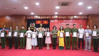 Trao giải cuộc vận động sáng tác truyện ngắn và ký về lực lượng Công an