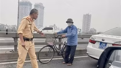 Cụ ông đạp xe ngược chiều ở làn ô tô 90km/h được CSGT đưa ra nơi an toàn