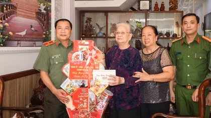 Công an thành phố Cần Thơ thăm, tặng quà tết gia đình chính sách
