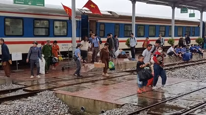 Mưa lũ miền Trung khiến 17 đoàn tàu phải tạm ngừng hoạt động