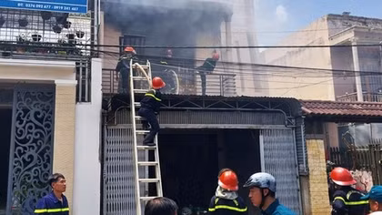 Kịp thời dập tắt đám cháy tại kho chứa hàng trong khu dân cư