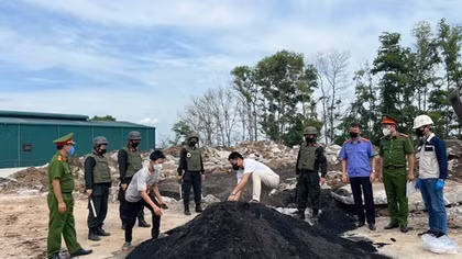 Khởi tố 4 đối tượng chôn lấp hơn 1,6 triệu kg xỉ chì thải ra môi trường