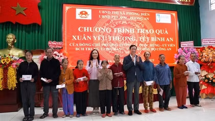 Thứ trưởng Lê Quốc Hùng thăm, động viên Công an phường và trao quà Tết cho người nghèo