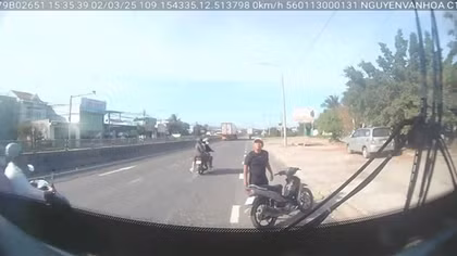Truy xét kẻ chặn đầu xe buýt, ném đá vỡ kính rồi hành hung lái xe
