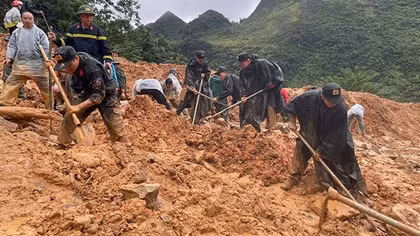 Công an Tuyên Quang tích cực giúp dân trong bão lũ