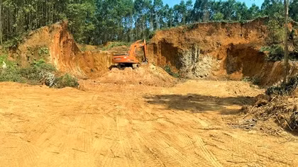 Xử lý nghiêm tình trạng khai thác đất trái phép tại vùng giáp ranh