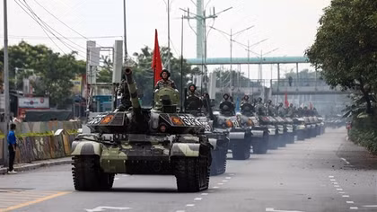 Xe tăng cùng khí tài Quân đội phô diễn uy lực trên đường phố Thủ đô