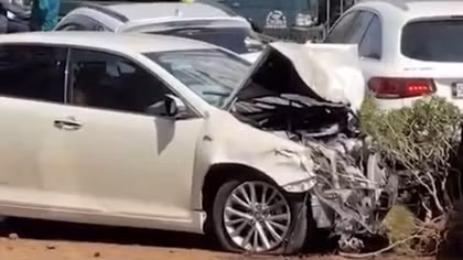 Ô tô tông liên hoàn và nhiều xe rồi lao vào chung cư, nhiều người nhập viện