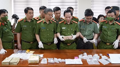 Triệt xóa đường dây mua bán ma túy liên tỉnh, thu gần 5,6kg ma túy, 1 khẩu súng quân dụng