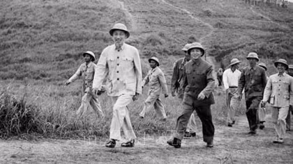 Bác vẫn cùng chúng cháu hành quân