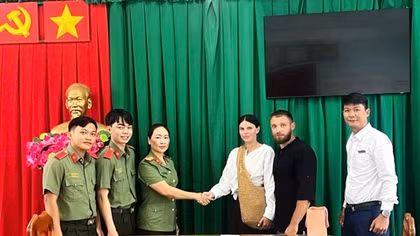 Hai du khách người Belarus xúc động khi được Công an trao lại giấy tờ đã đánh rơi