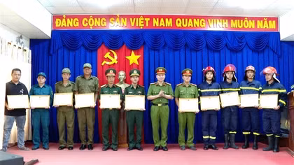 Khen thưởng các cá nhân có thành tích đột xuất trong công tác chữa cháy