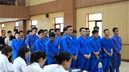Tụ tập dùng hung khí đánh nhau, phá hủy tài sản, 35 thanh thiếu niên lãnh án