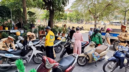 Xử lý mạnh với thói xấu đi ngược chiều, chạy xe máy lên vỉa hè