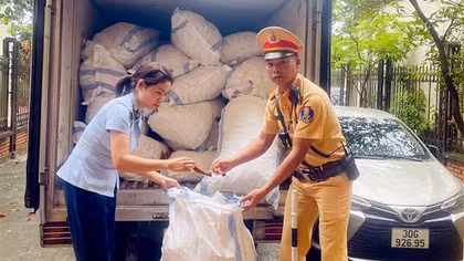 Giật mình phát hiện xe tải chở cả tấn chân gà mốc rêu đang “tập kích” vào quán nhậu