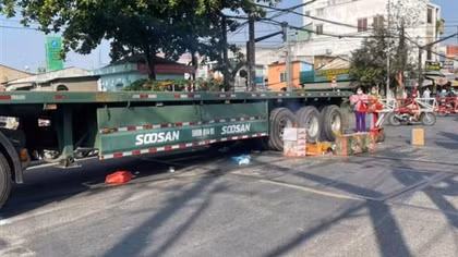 Nhiều chuyến tàu chậm giờ vì xe đầu kéo cán tử vong người phụ nữ giữa đường sắt
