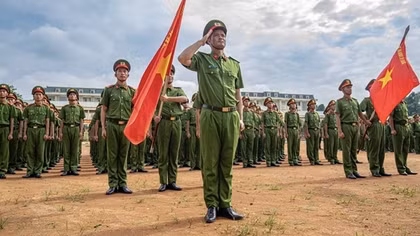 Trong nắng cháy thao trường