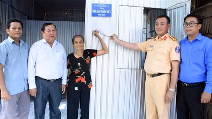 Bàn giao 10 căn nhà Đại đoàn kết tặng các hộ gia đình dân tộc Khmer có hoàn khó khăn
