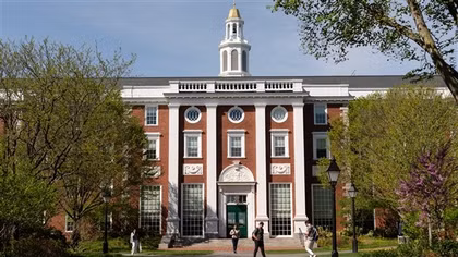 Mỹ thu hồi giấy phép tuyển du học sinh của Harvard