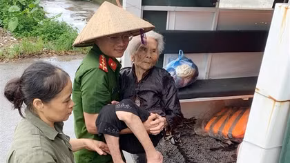 Công an Ninh Bình giúp dân thu hoạch hoa màu, gia cố đê