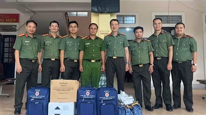 Cục Y tế - Bộ Công an sẻ chia với người dân vùng chịu ảnh hưởng lũ lụt