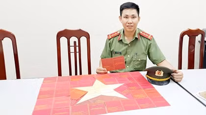 Đại uý Công an tạo lá cờ Tổ quốc và số 80 từ 34 giấy chứng nhận hiến máu tình nguyện
