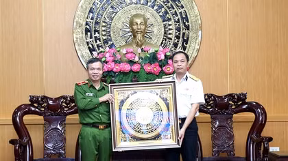 Thắt chặt quan hệ phối hợp giữa CAND và lực lượng Hải quân Việt Nam nơi đầu sóng ngọn gió