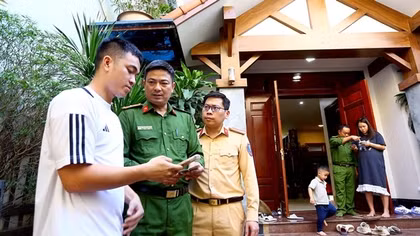 Công an Hà Nội đến từng hộ dân số hóa hồ sơ phương tiện