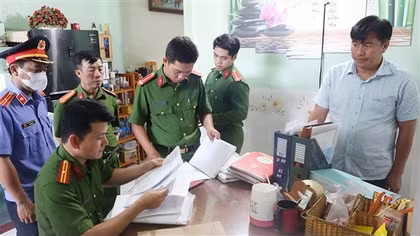 Giám đốc Trung tâm GDTX móc ngoặc kế toán trưởng “khoét” tiền tỉ ngân sách