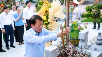 Bộ trưởng Lương Tam Quang dâng hương tưởng niệm Chủ tịch Hồ Chí Minh