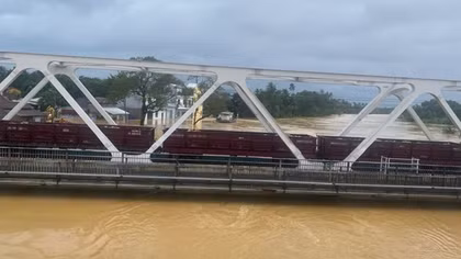 Triển khai phương án ứng phó lũ ở mức cao nhất, bảo đảm ATGT