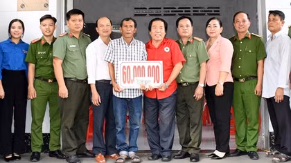 Công an Vĩnh Long bàn giao "Ngôi nhà 19/8" tặng Tổ viên bảo vệ ANTT ở cơ sở