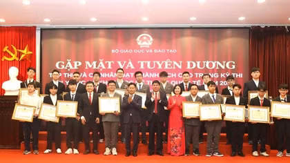 Tuyên dương học sinh đoạt giải Olympic và Khoa học kỹ thuật quốc tế