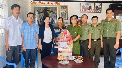 Lãnh đạo Công an tỉnh Cà Mau thăm hỏi, tặng quà người có công, gia đình chính sách