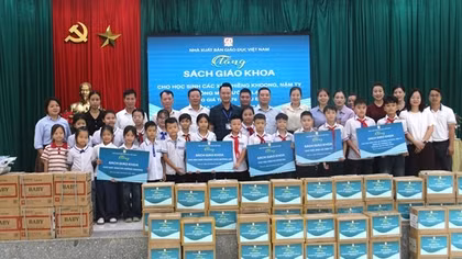 Nhà xuất bản Giáo dục Việt Nam tặng sách cho học sinh vùng khó, “đồng hành cùng em đến trường”