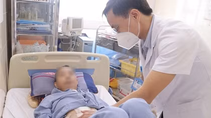 Cùng lúc mắc 2 bệnh ung thư, người đàn ông phải tạo hình thực quản bằng đại tràng