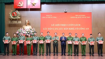 Lấy những tấm gương trong cuốn sách "Lúc dân cần, lúc dân khó, có Công an" làm động lực rèn luyện