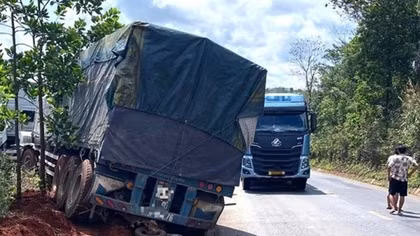 Xe container mất lái gây tai nạn, 7 người thương vong