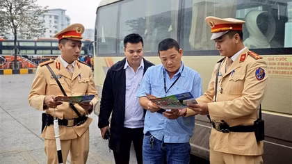 Cận Tết dương lịch, CSGT Hà Nội tăng cường kiểm tra xử lý xe khách vi phạm