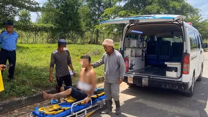 Bất ngờ đâm người khác bị thương rồi xin lỗi do... nhầm lẫn