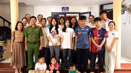 Hội Cựu CAND tặng quà con liệt sĩ CAND hy sinh trên mặt trận phòng, chống ma túy
