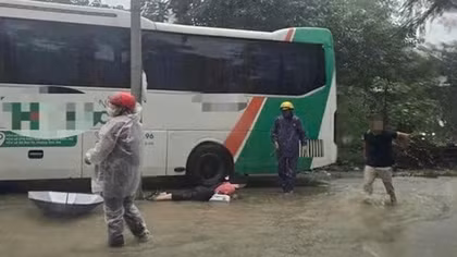 Hà Nội: 6 người bị điện giật do rò rỉ điện từ cột chiếu sáng trên đường Tú Mỡ