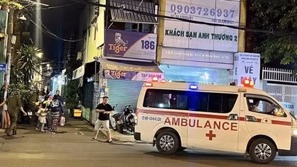 Nam thanh niên trần như nhộng chạy ra khỏi nhà kêu cứu rồi gục chết trên đường